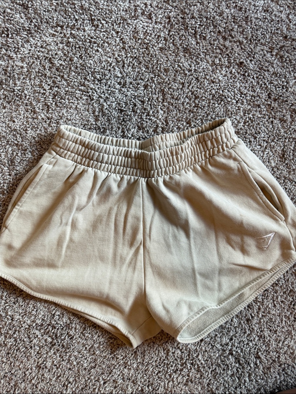 Gym shark Elastic-Waist Shorts in Beige